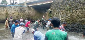 Karya Bakti Membuat Tanggul Wangan Aji Atasi Kekeringan Memasuki Musim Kemarau